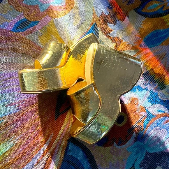 SOLD- Metallic Gold Platform Sandals, Size 7 - Picture 2 of 7